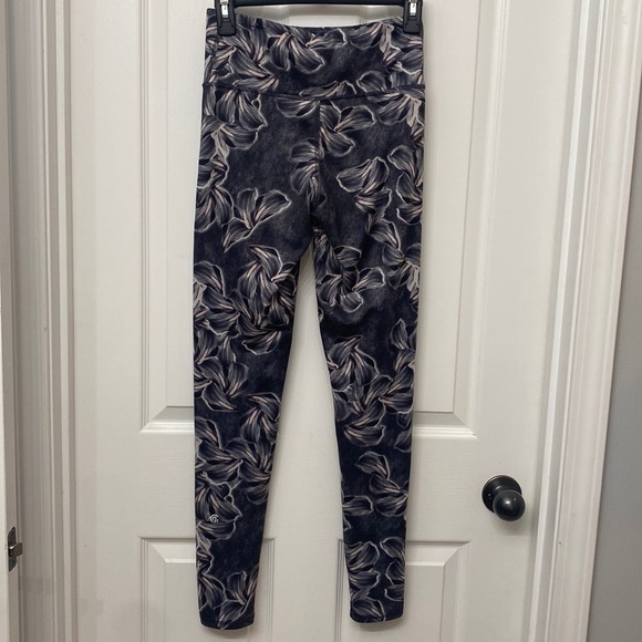 𝅺Champion Women’s Leggings Floral Small - Picture 2 of 6